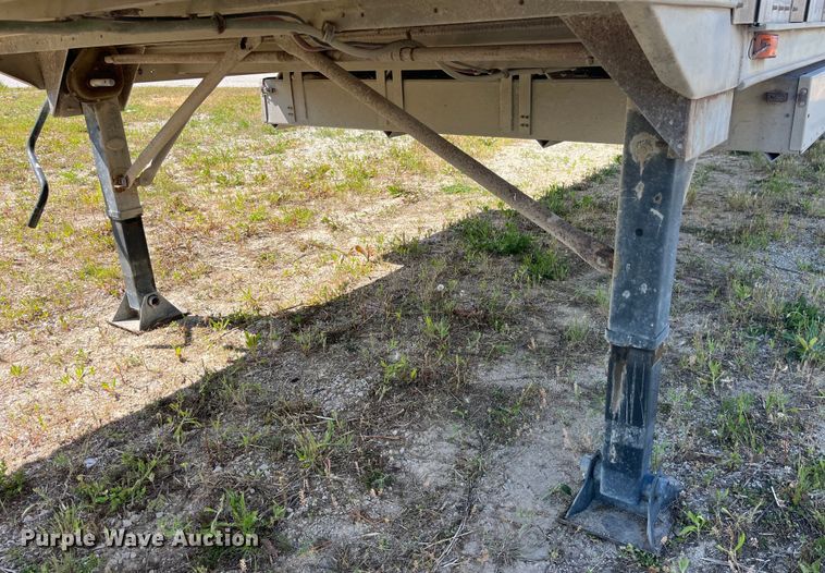 image for item EK8648 2006 Barrett livestock trailer