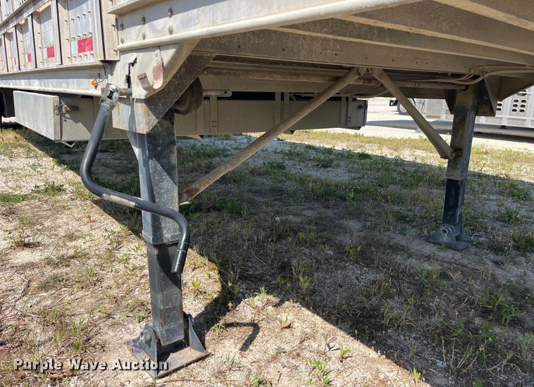 image for item EK8648 2006 Barrett livestock trailer