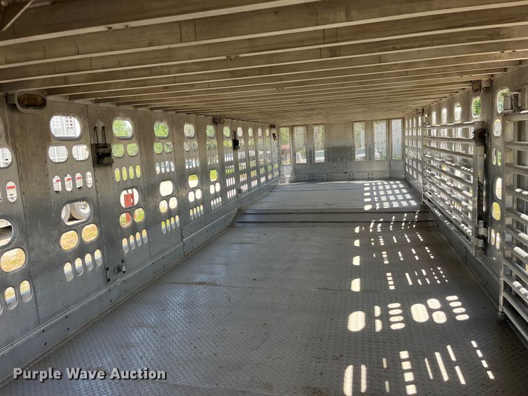 image for item EK8648 2006 Barrett livestock trailer