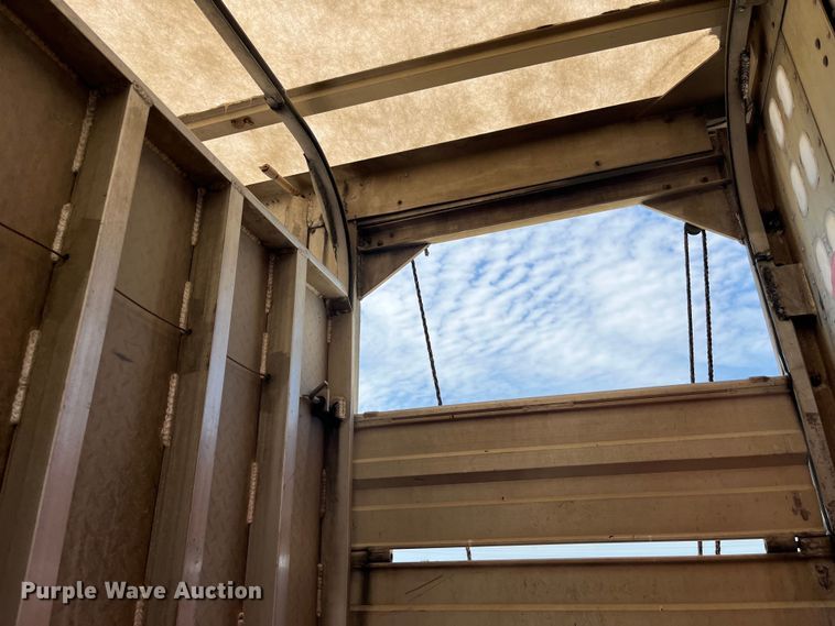 image for item EK8648 2006 Barrett livestock trailer