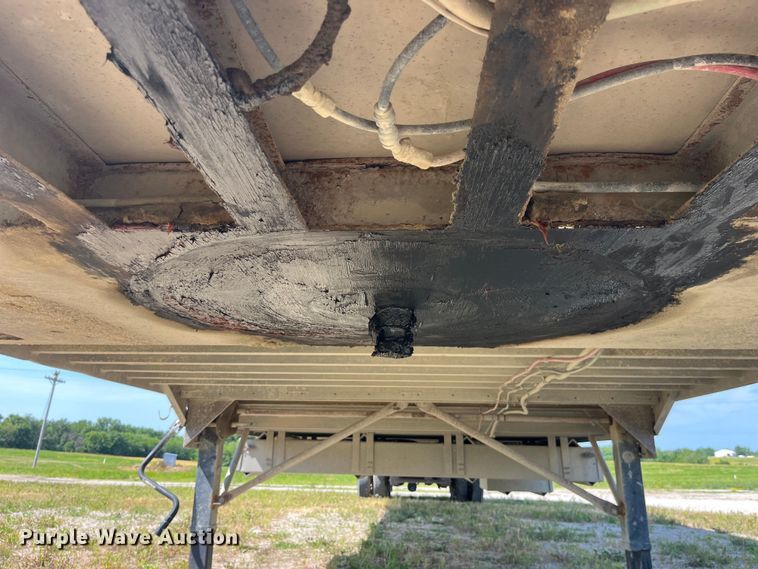 image for item EK8648 2006 Barrett livestock trailer