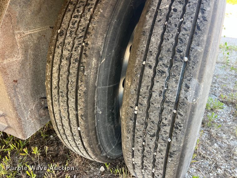 image for item EK8648 2006 Barrett livestock trailer