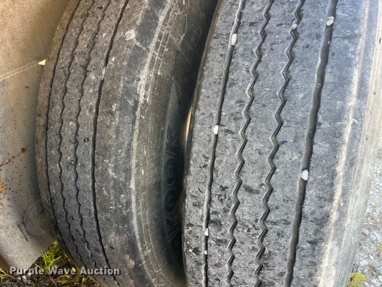 image for item EK8648 2006 Barrett livestock trailer