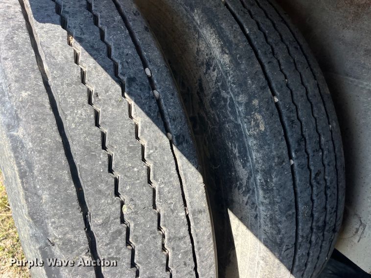 image for item EK8648 2006 Barrett livestock trailer