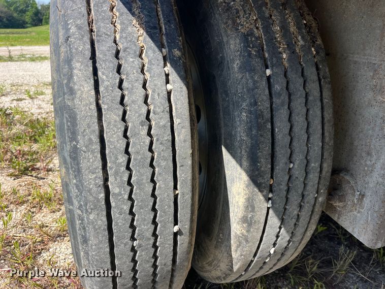 image for item EK8648 2006 Barrett livestock trailer