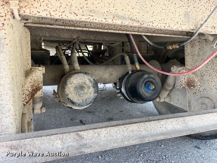 image for item EK8649 2005 Barrett livestock trailer