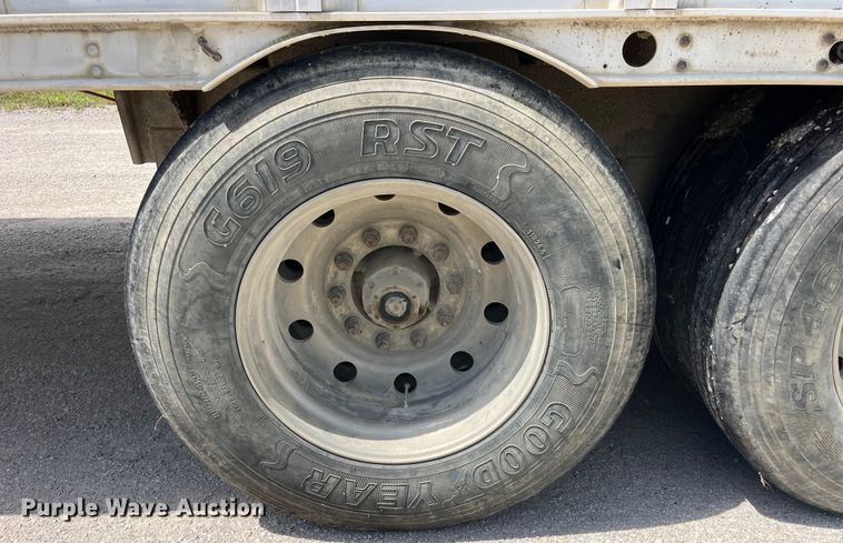 image for item EK8649 2005 Barrett livestock trailer