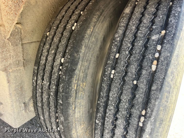 image for item EK8649 2005 Barrett livestock trailer