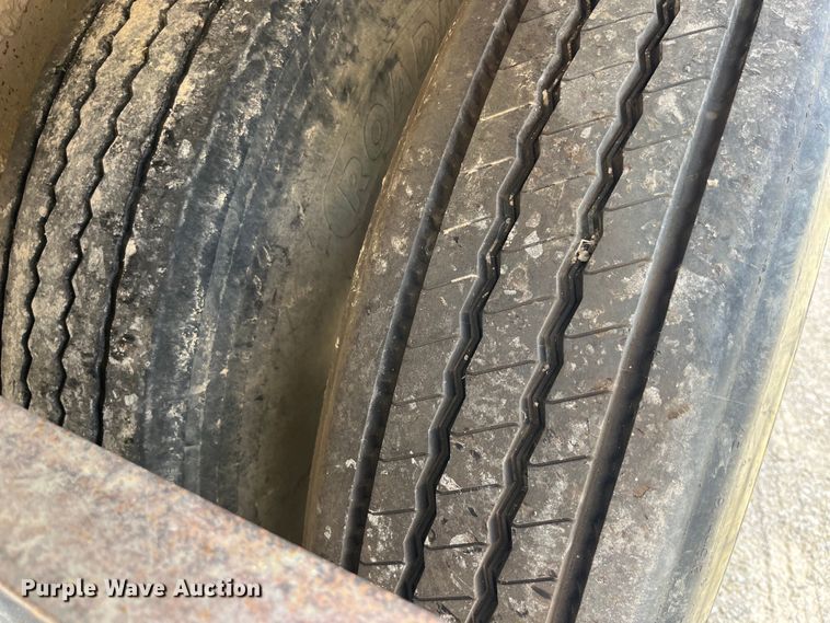 image for item EK8649 2005 Barrett livestock trailer