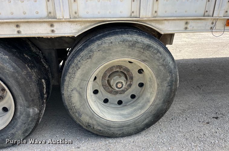 image for item EK8649 2005 Barrett livestock trailer