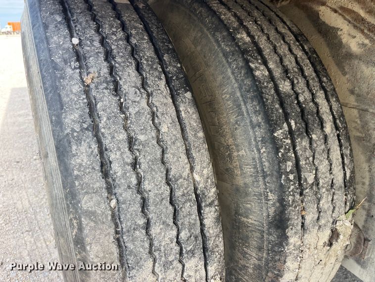 image for item EK8649 2005 Barrett livestock trailer