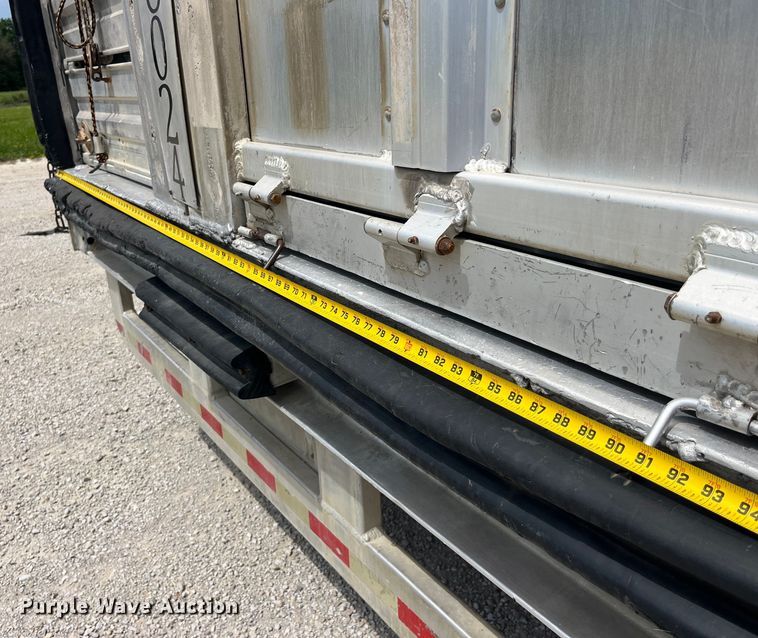 image for item EK8654 2006 Barrett livestock trailer