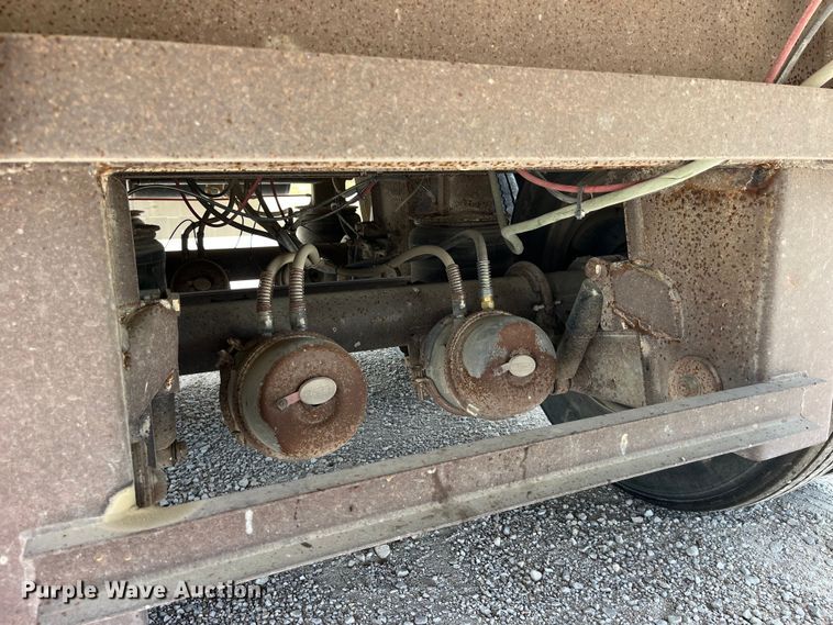 image for item EK8654 2006 Barrett livestock trailer