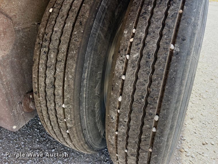 image for item EK8654 2006 Barrett livestock trailer