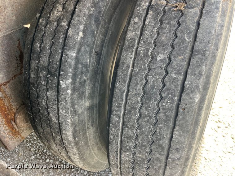 image for item EK8654 2006 Barrett livestock trailer