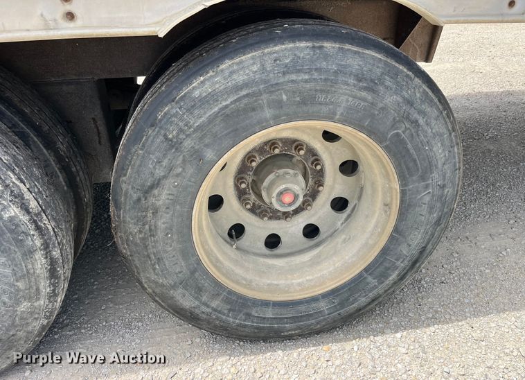 image for item EK8654 2006 Barrett livestock trailer