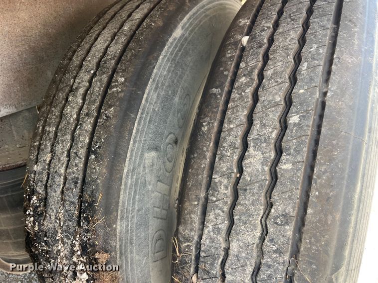 image for item EK8654 2006 Barrett livestock trailer