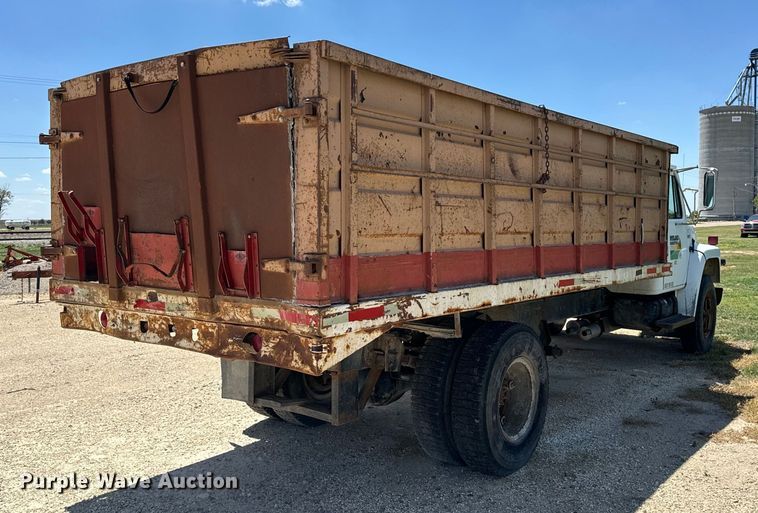 image for item KL9022 1979 International  1824 grain truck