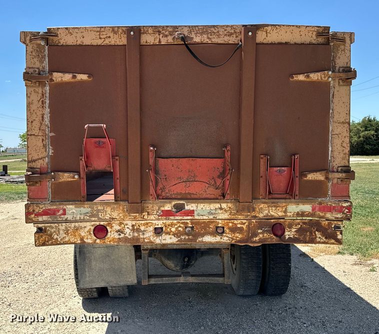 image for item KL9022 1979 International  1824 grain truck