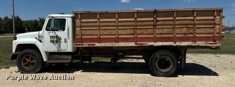 image for item KL9022 1979 International  1824 grain truck