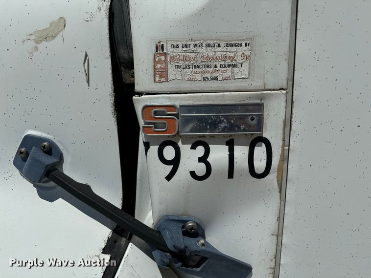 image for item KL9022 1979 International  1824 grain truck