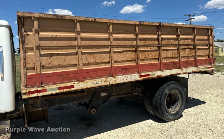 image for item KL9022 1979 International  1824 grain truck