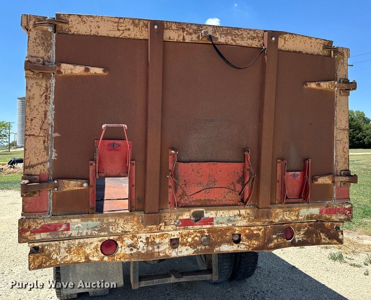 image for item KL9022 1979 International  1824 grain truck