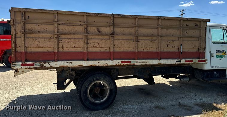 image for item KL9022 1979 International  1824 grain truck