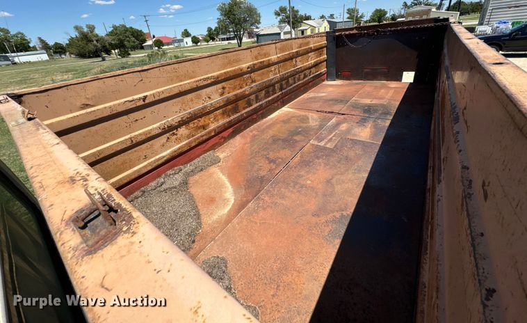 image for item KL9022 1979 International  1824 grain truck