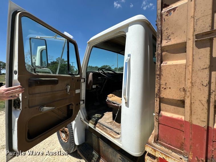 image for item KL9022 1979 International  1824 grain truck