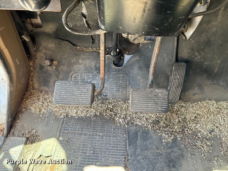 image for item KL9022 1979 International  1824 grain truck