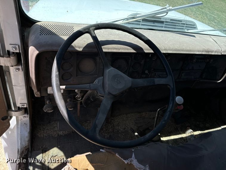 image for item KL9022 1979 International  1824 grain truck