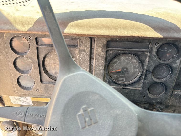 image for item KL9022 1979 International  1824 grain truck