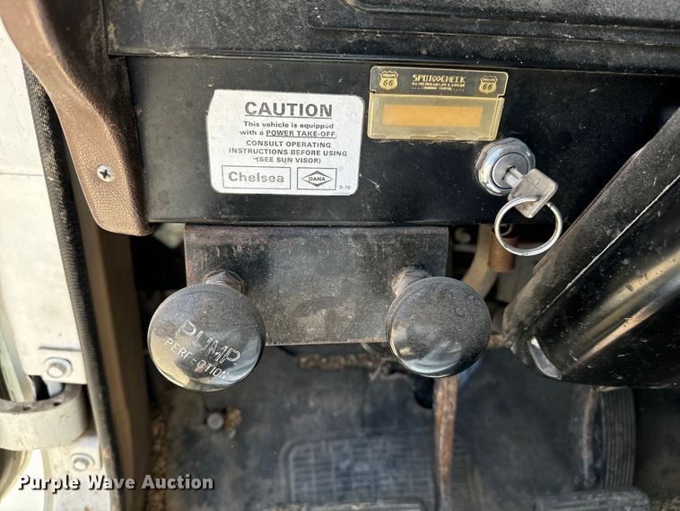 image for item KL9022 1979 International  1824 grain truck