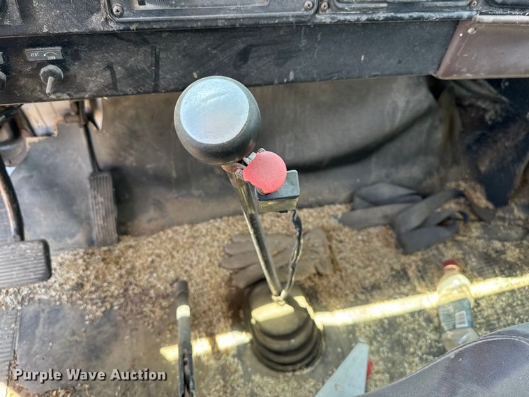 image for item KL9022 1979 International  1824 grain truck