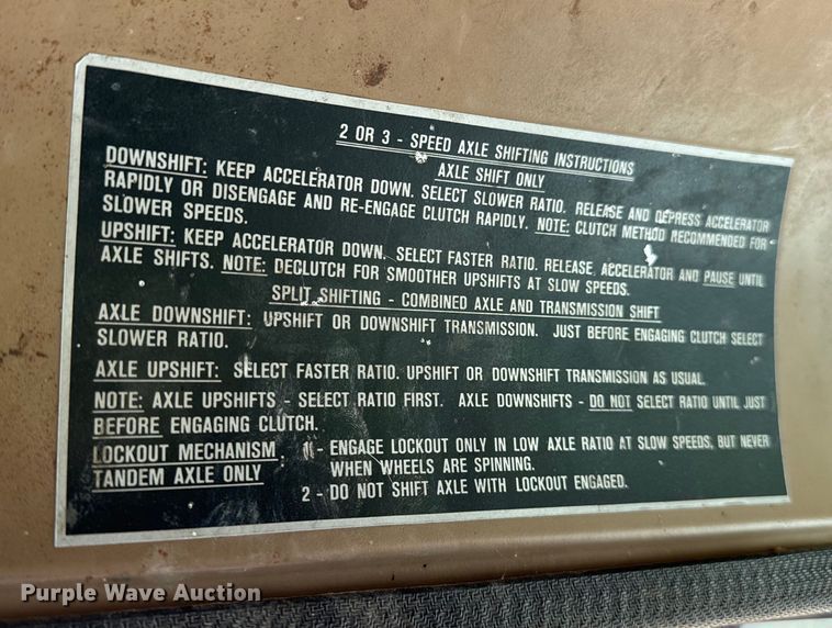 image for item KL9022 1979 International  1824 grain truck