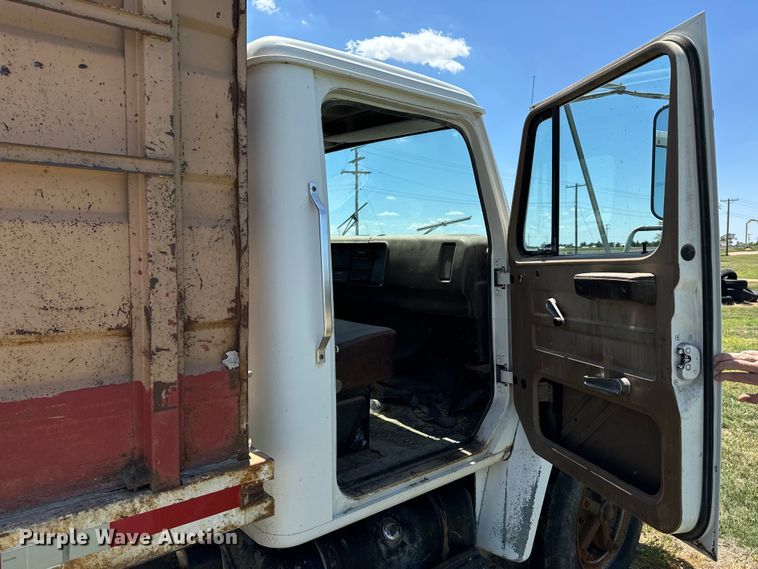 image for item KL9022 1979 International  1824 grain truck