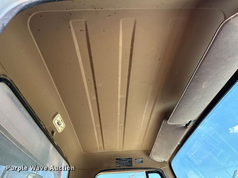 image for item KL9022 1979 International  1824 grain truck