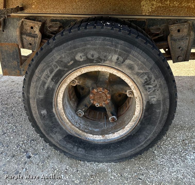 image for item KL9022 1979 International  1824 grain truck