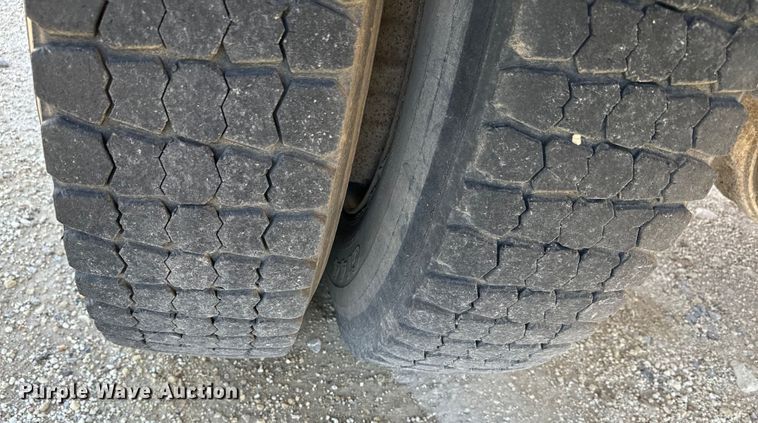 image for item KL9022 1979 International  1824 grain truck