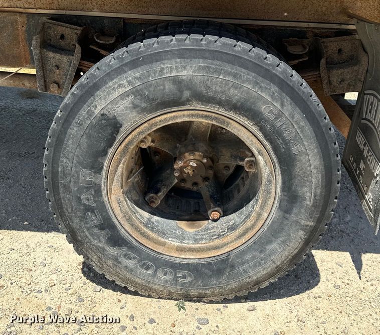 image for item KL9022 1979 International  1824 grain truck