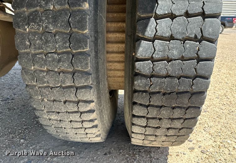 image for item KL9022 1979 International  1824 grain truck