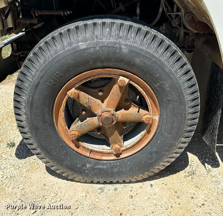 image for item KL9022 1979 International  1824 grain truck