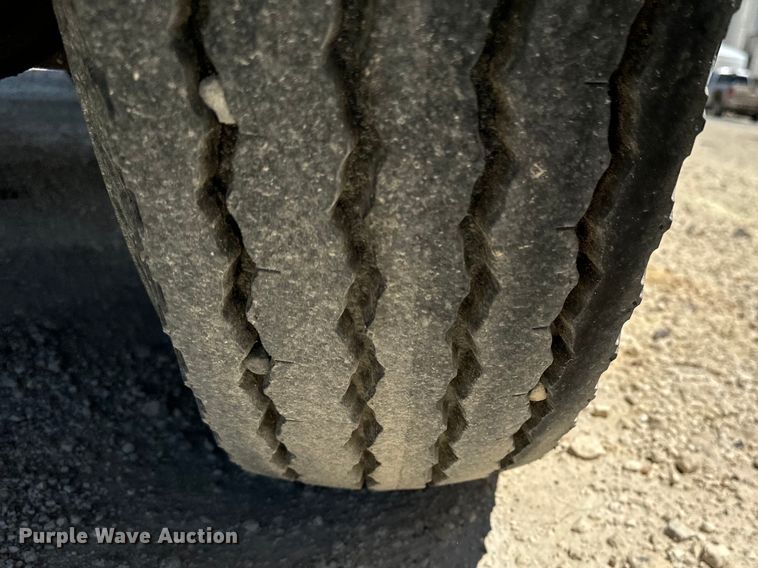 image for item KL9022 1979 International  1824 grain truck