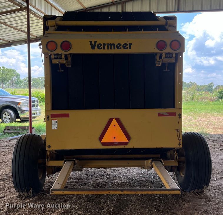 image for item LU9930 2005 Vermeer 605M round baler