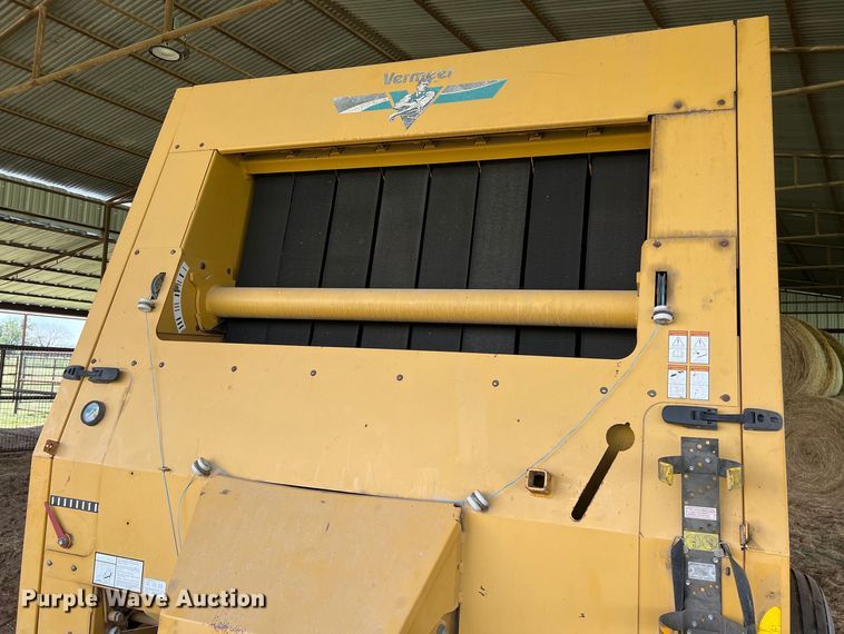 image for item LU9930 2005 Vermeer 605M round baler