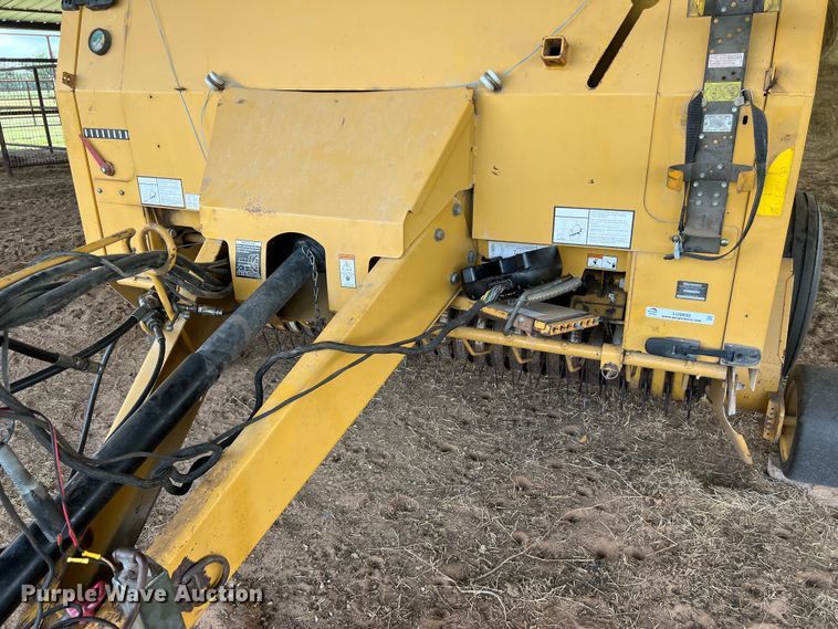 image for item LU9930 2005 Vermeer 605M round baler