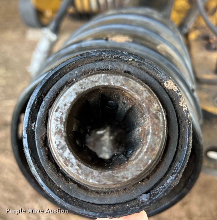 image for item LU9930 2005 Vermeer 605M round baler