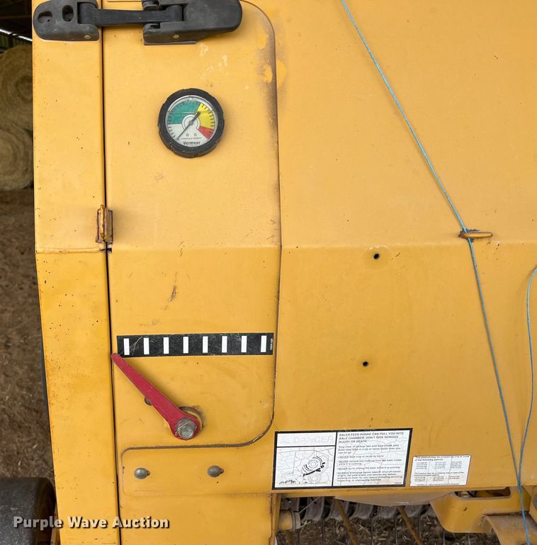 image for item LU9930 2005 Vermeer 605M round baler