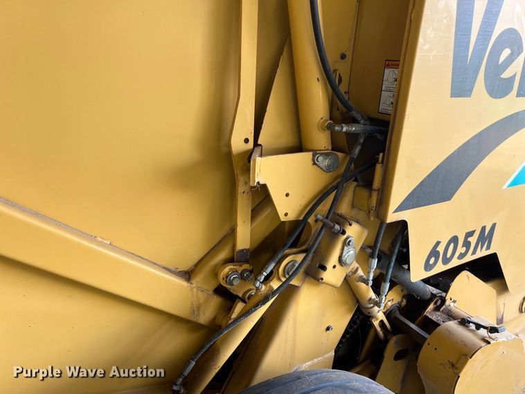 image for item LU9930 2005 Vermeer 605M round baler